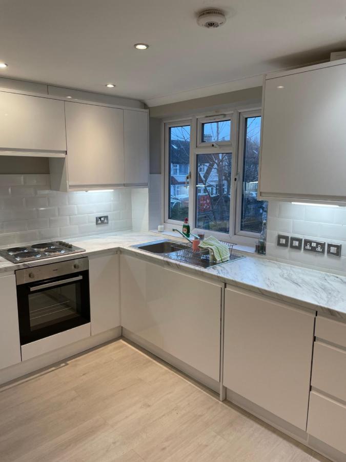 Apartamento Super Convenient For - Large 2 Double Bed 30 Seconds Walk To Platform Train Station And 19 Mins To Waterloo