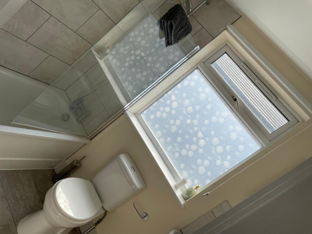 Super Convenient For - Large 2 Double Bed 30 Seconds Walk To Platform Train Station And 19 Mins To Waterloo Apartamento Londres