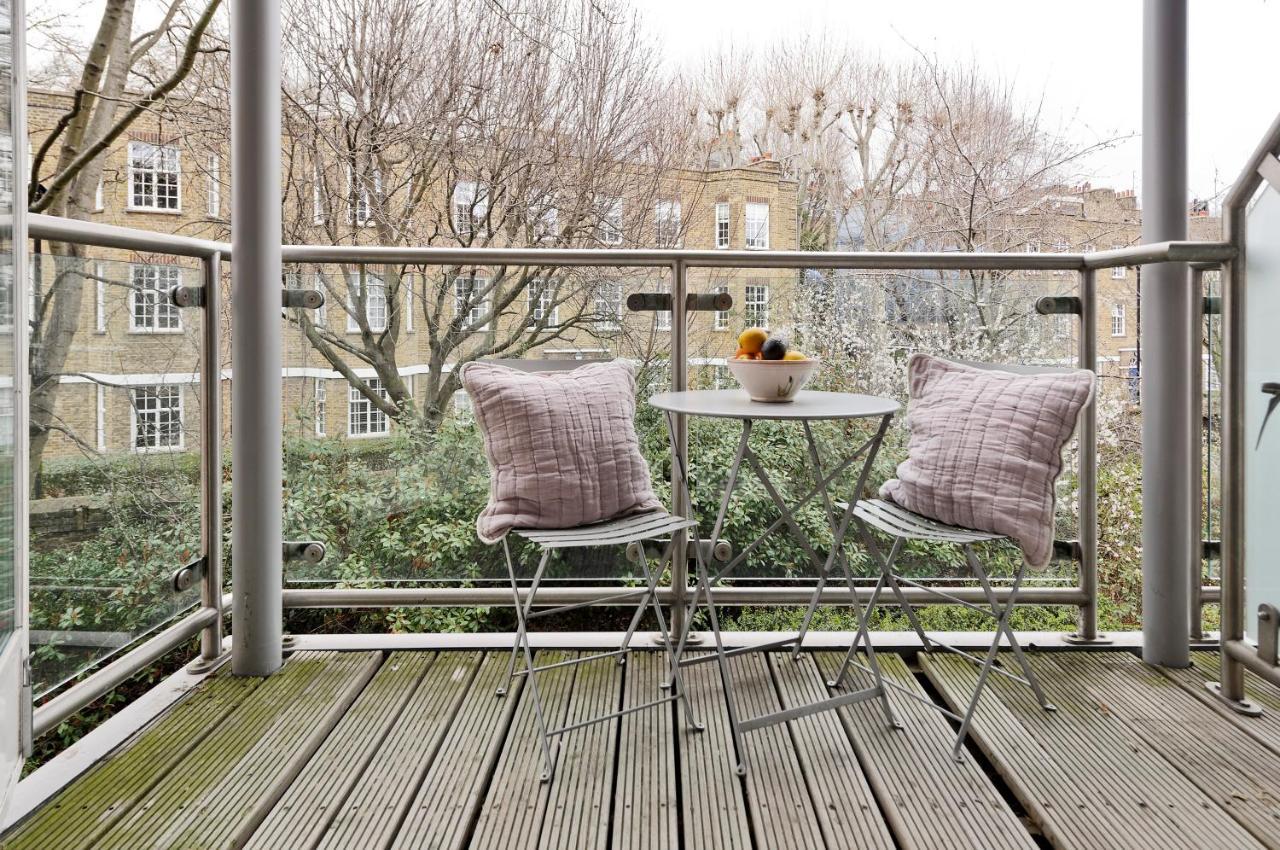Appartement Large One Bedroom Flat With Balcony Close To The By Underthedoormat Londres