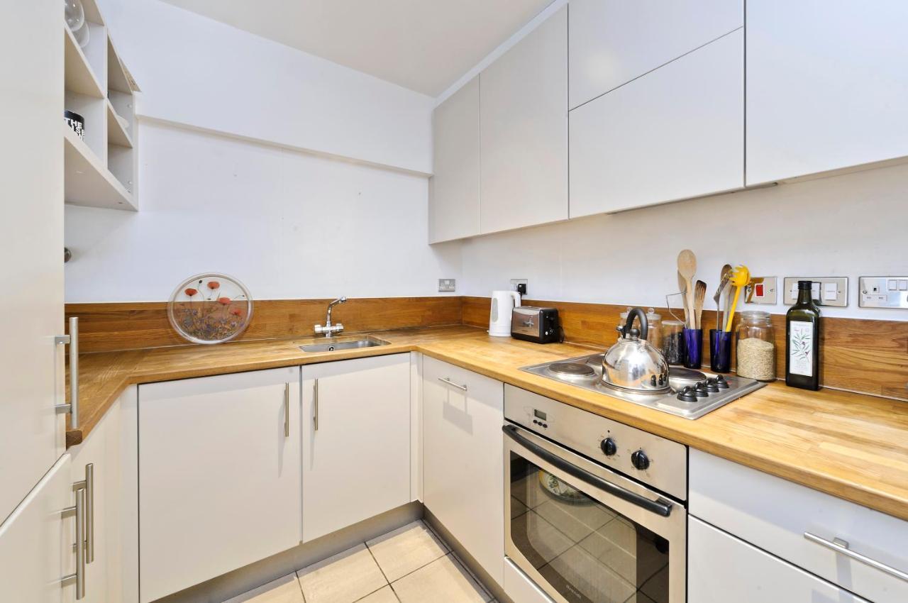 Large One Bedroom Flat With Balcony Close To The By Underthedoormat Londres