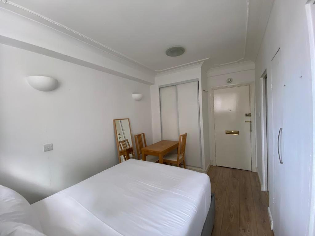Apartment At Chelsea Cloister *