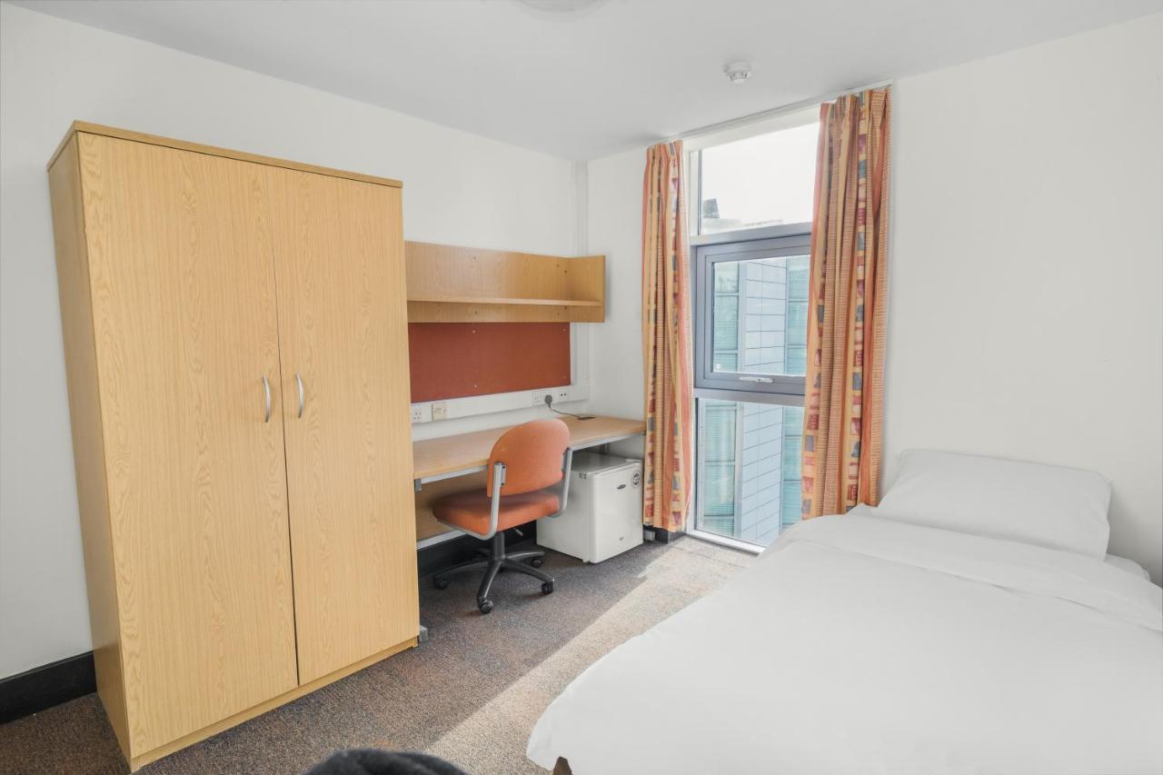 Hostal Davies Court