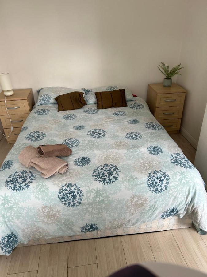 Guest house Redecorated Double With Shared Bathroom And Kitchen *