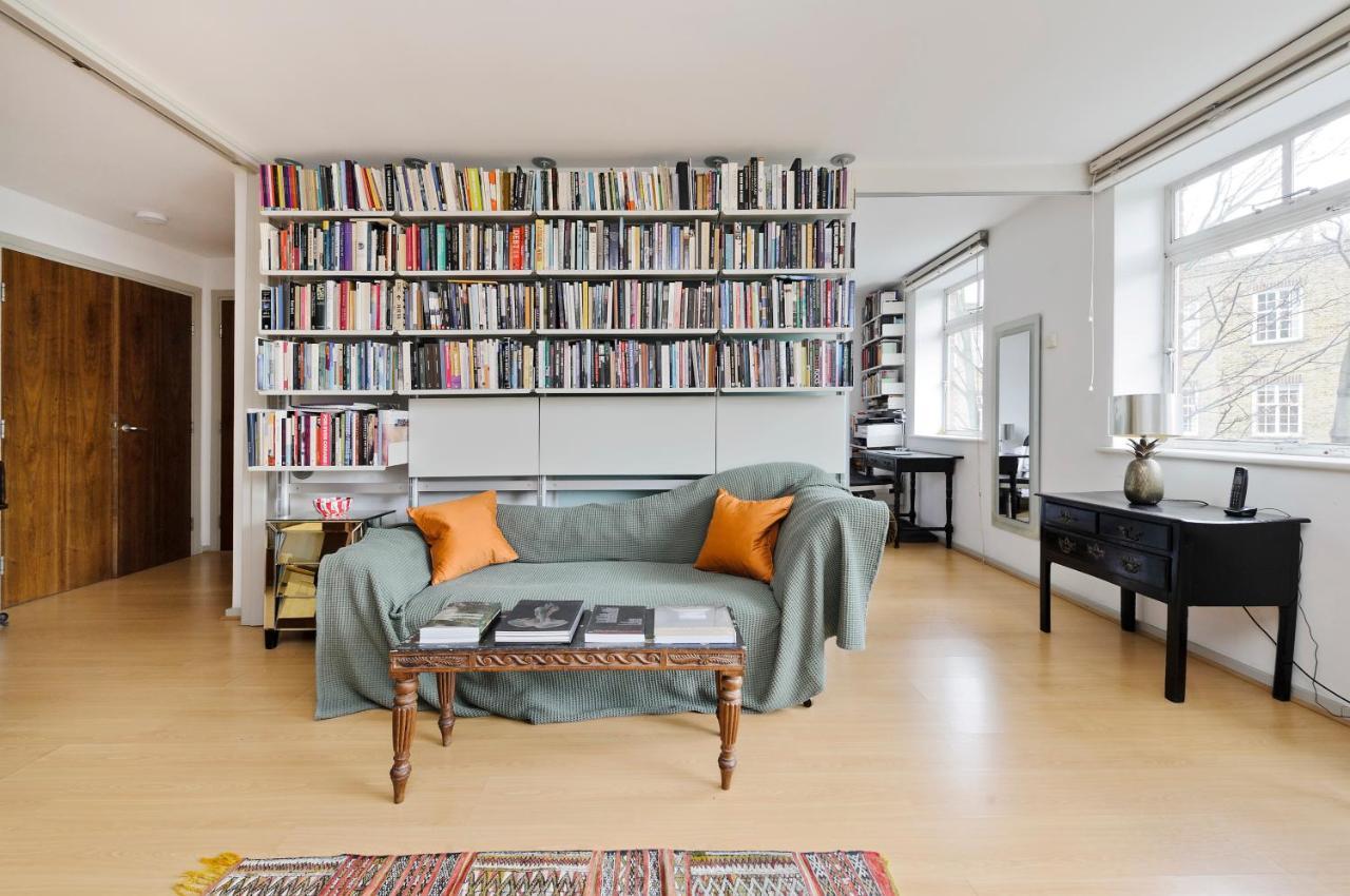 Appartement Large One Bedroom Flat With Balcony Close To The By Underthedoormat Londres