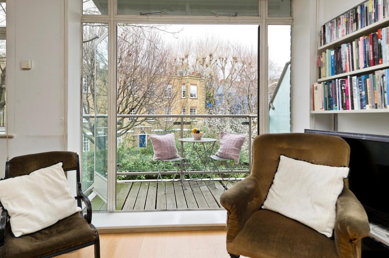 Large One Bedroom Flat With Balcony Close To The By Underthedoormat Appartement Londres