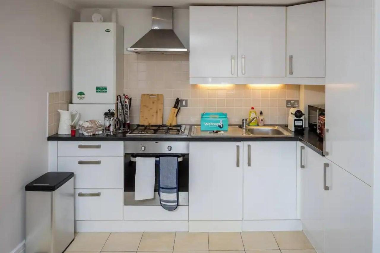 Modern Luxury Apartment, Sleeps Five, Barons Court * Londres