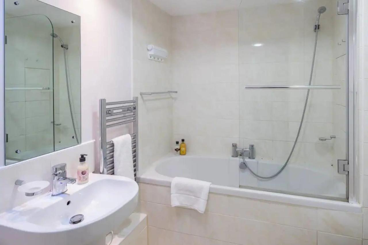 Modern Luxury Apartment, Sleeps Five, Barons Court Londres