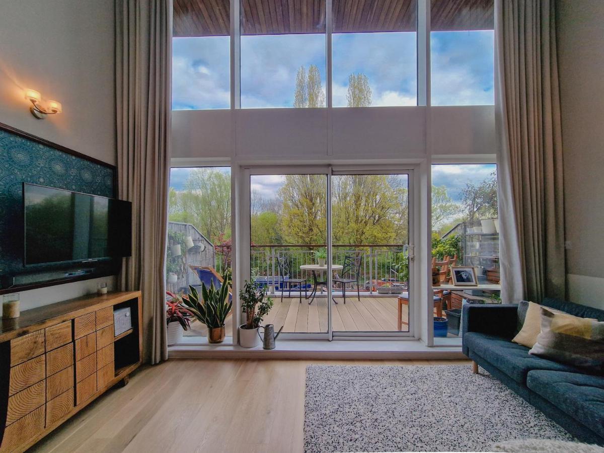 Luxury Canal-front 2 Bedroom Loft Apartment *