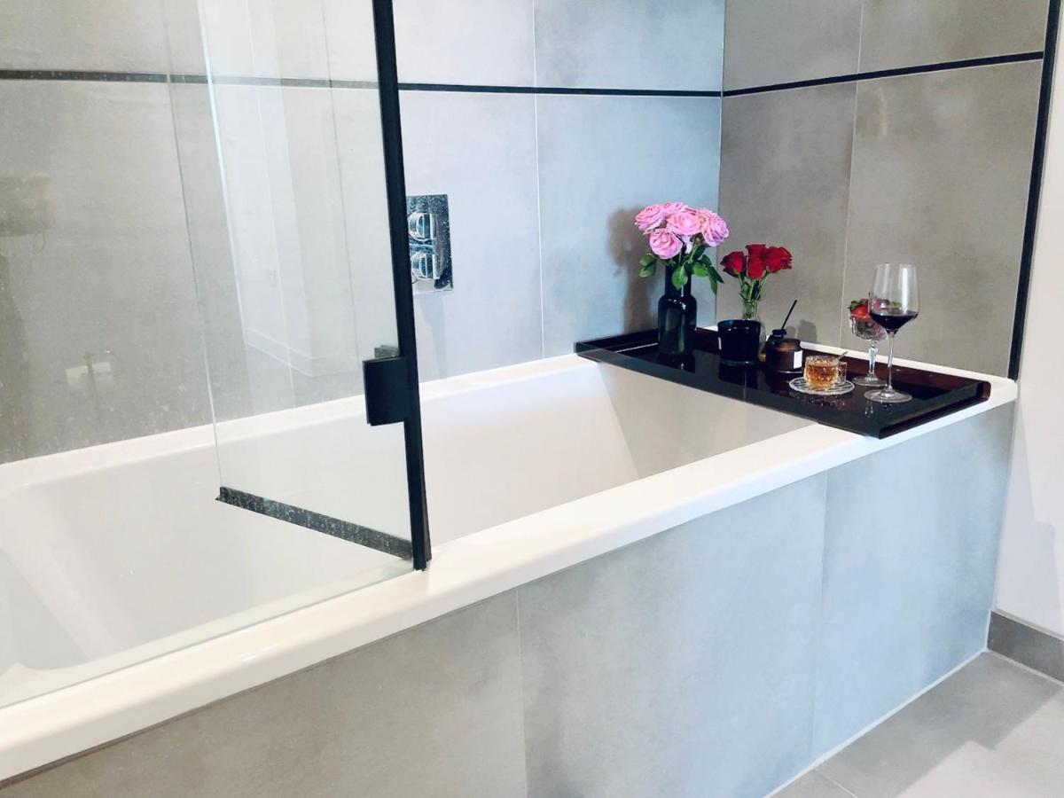 Stunning With And River Views Apartamento