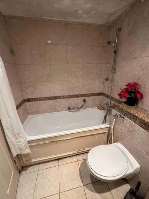 A 2 Standard Bedrooms Flat * Londres