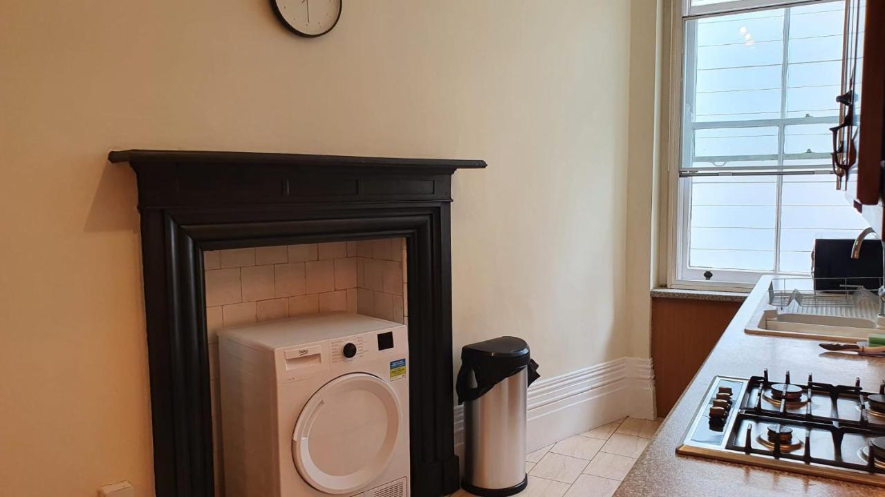 Spacious Central 2 Bedroom Mansion Block *