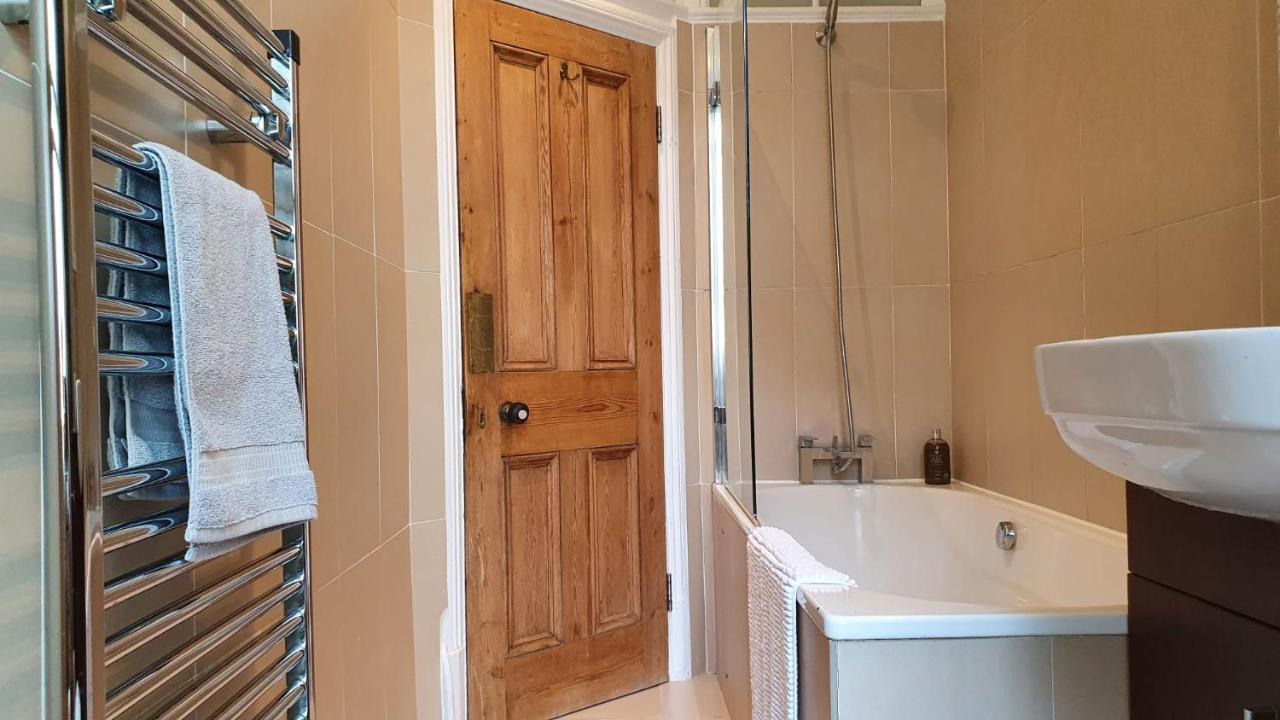 Spacious Central 2 Bedroom Mansion Block Apartamento Londres