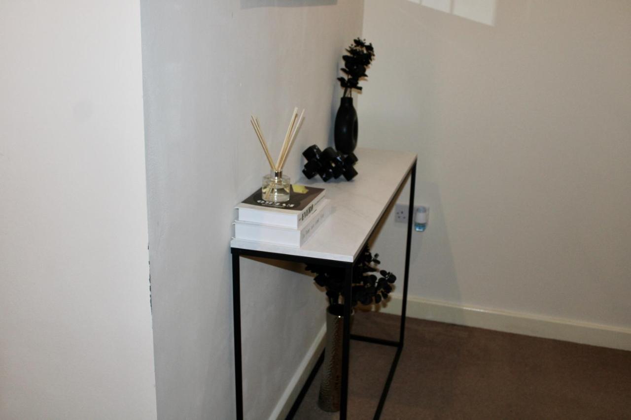 Glamorous Two Bed Flat * Londen