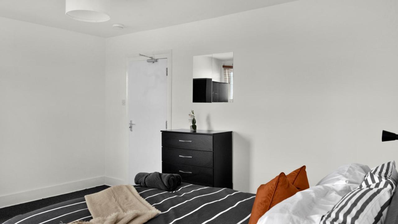 Livestay-4 Bed 2 Bath House With Private Garden Hébergement de vacances