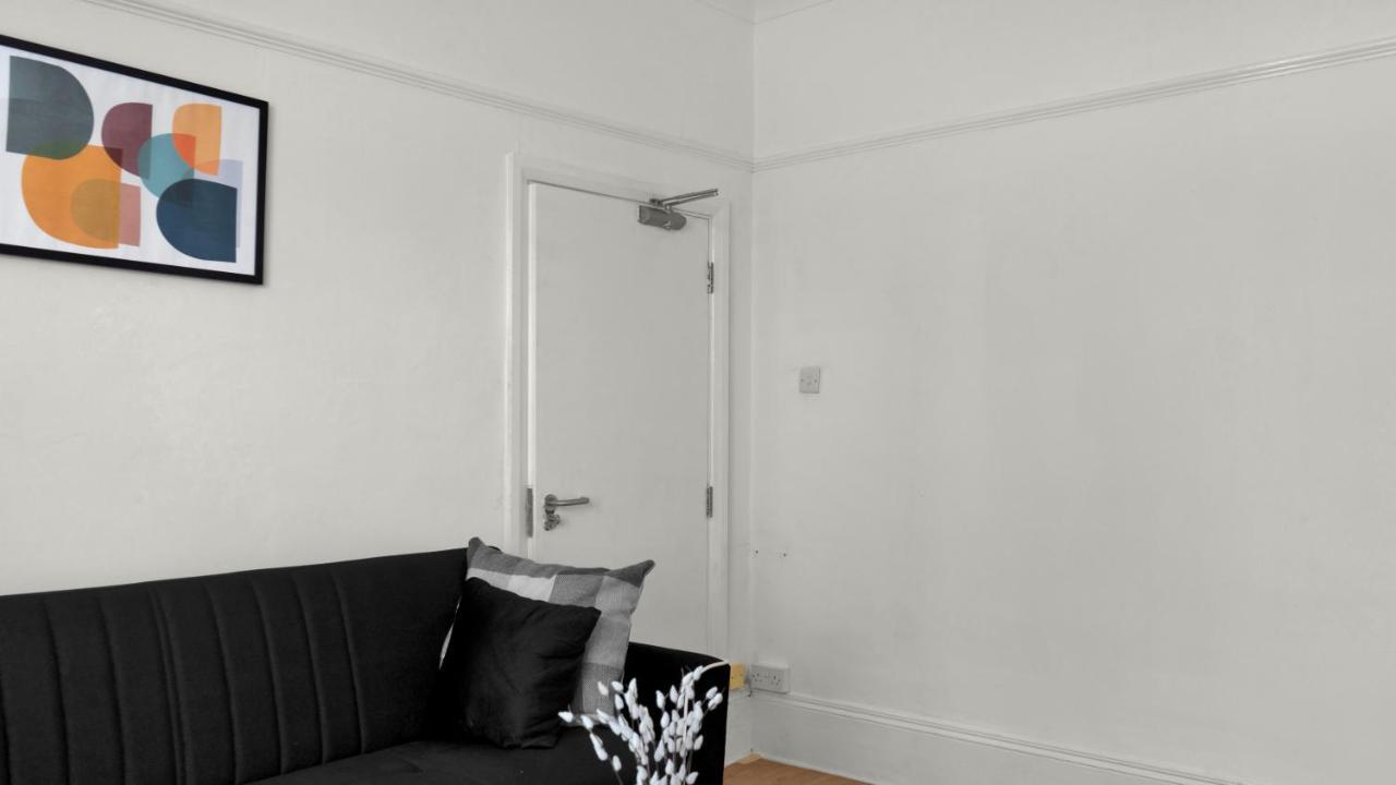 Hébergement de vacances Livestay-4 Bed 2 Bath House With Private Garden Londres