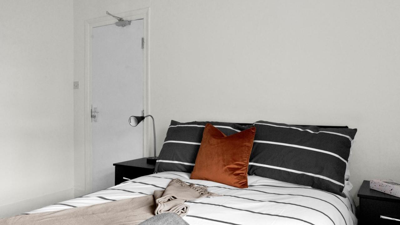 Hébergement de vacances Livestay-4 Bed 2 Bath House With Private Garden