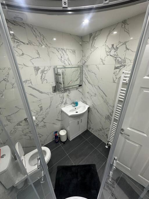 2 Bedroom House,brownhillrd Se6 *