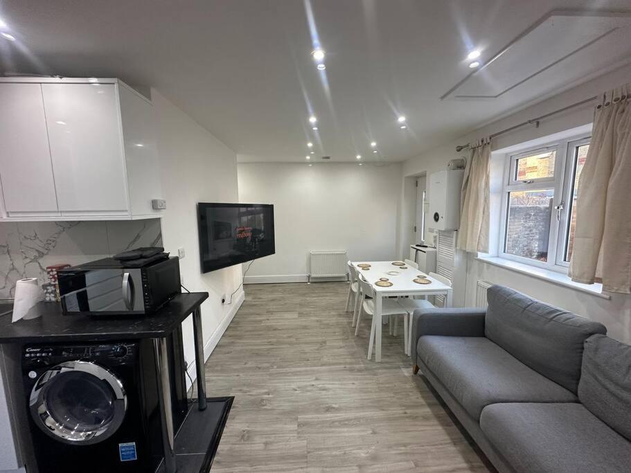 2 Bedroom House,brownhillrd Se6 * Londres
