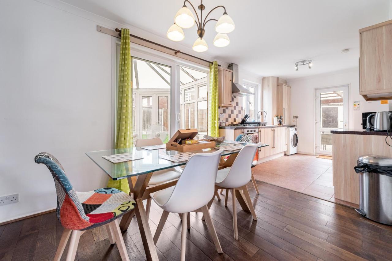 Сasa de vacaciones Dwellers Delight Living Ltd Serviced Accommodation, Chigwell, 3 Bedroom House, Upto 7 Guests, Free Wifi & Parking Londres