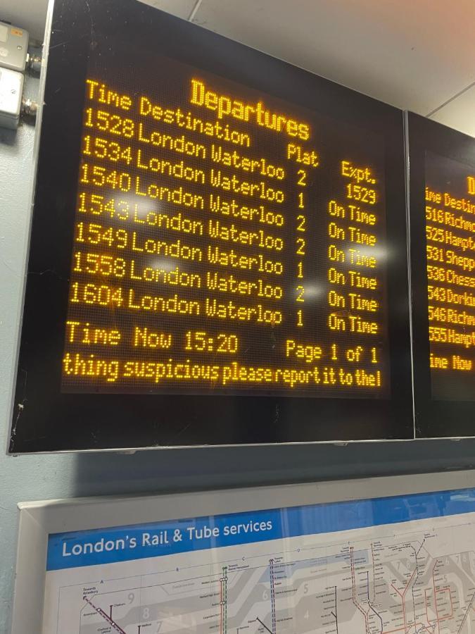 Super Convenient For - Large 2 Double Bed 30 Seconds Walk To Platform Train Station And 19 Mins To Waterloo Londres