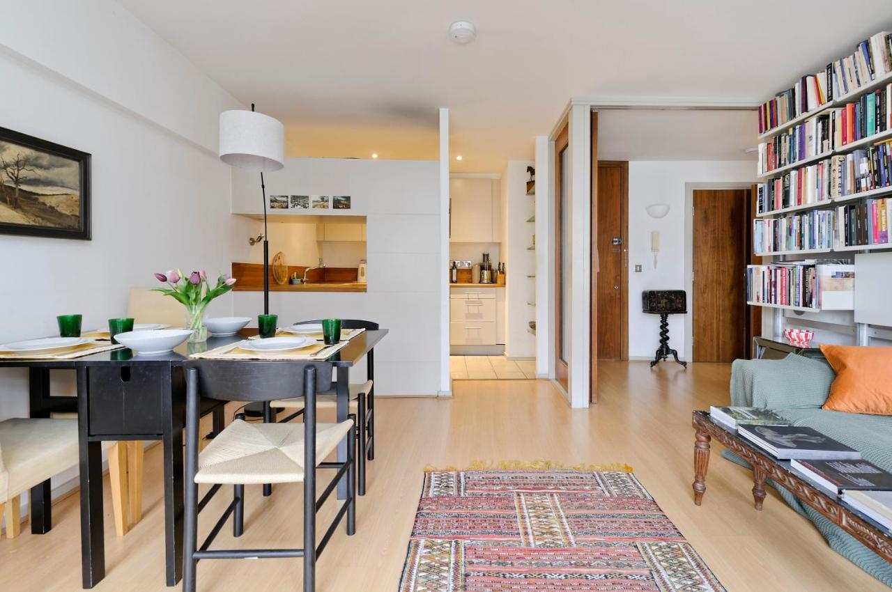 Appartement Large One Bedroom Flat With Balcony Close To The By Underthedoormat Londres