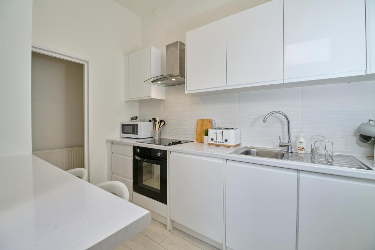 Fabulous 3 Bed Nw With Private Garden Apartment *