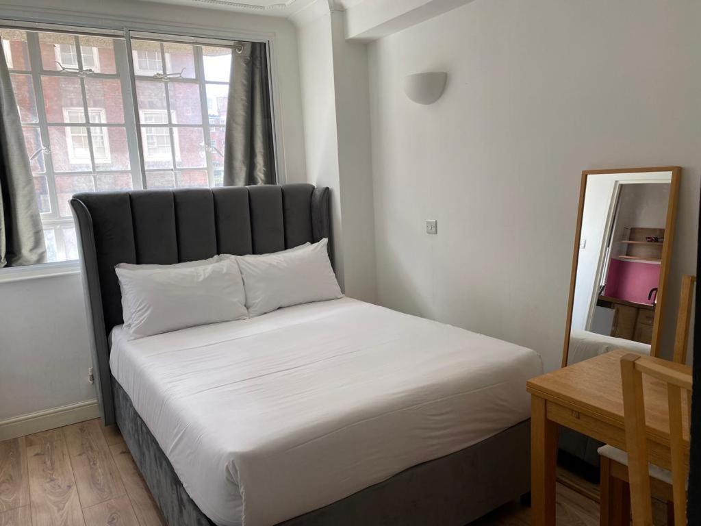 Apartment At Chelsea Cloister
