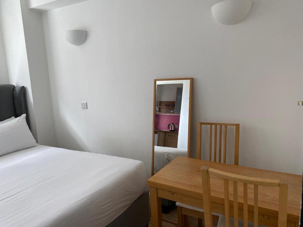 Apartment At Chelsea Cloister *