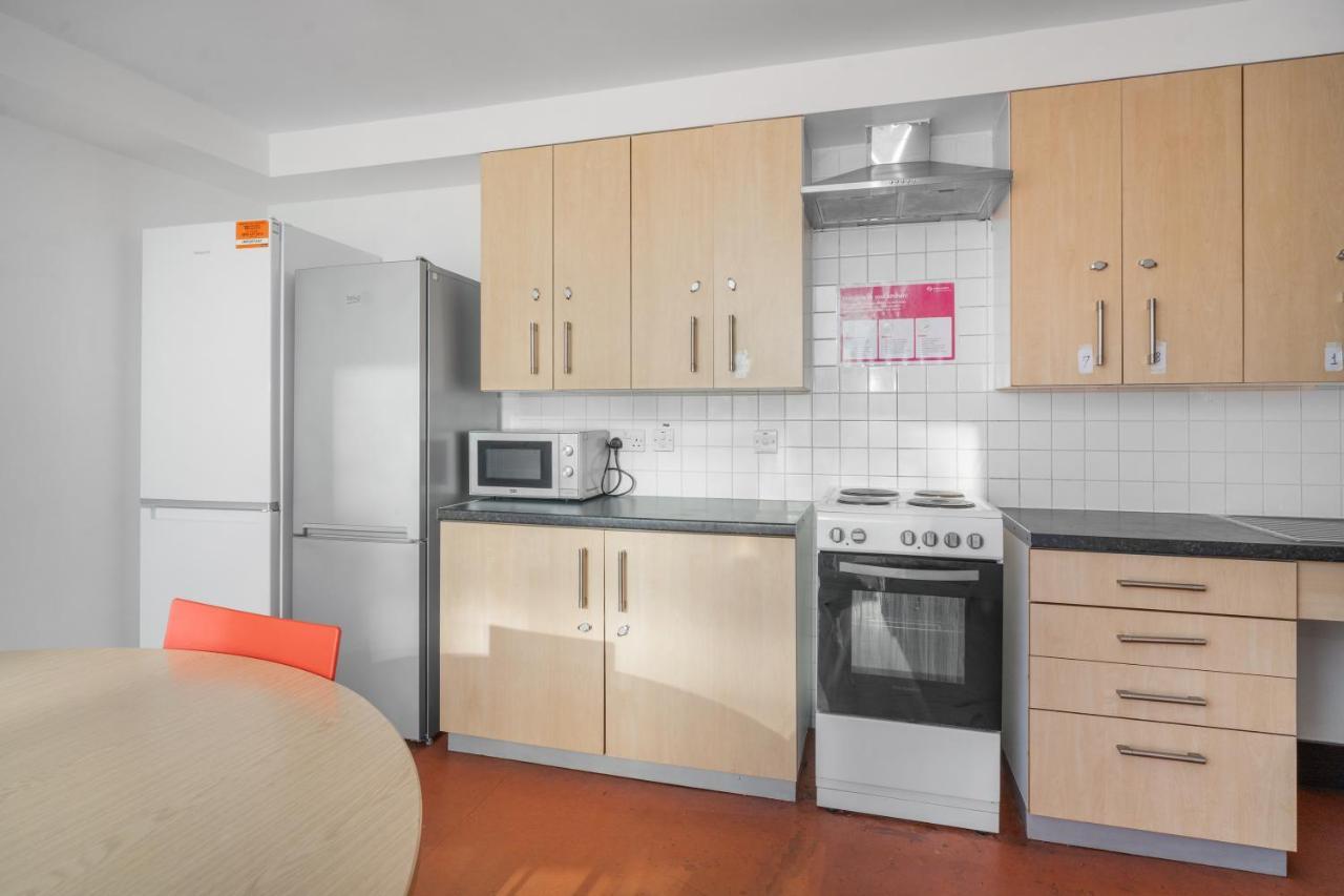 Hostal Davies Court *