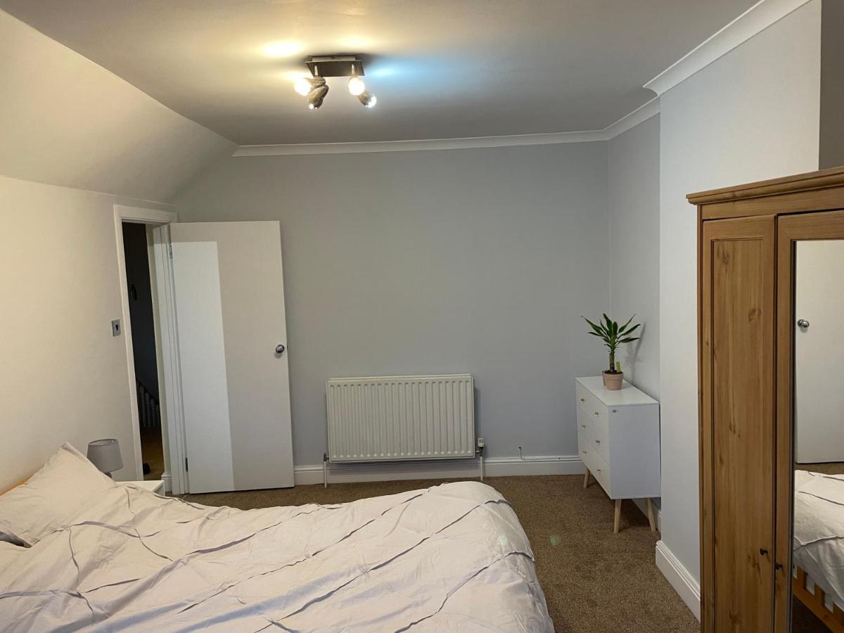 Apartamento Double Bed Apartment: Steps From Platform Station Londres