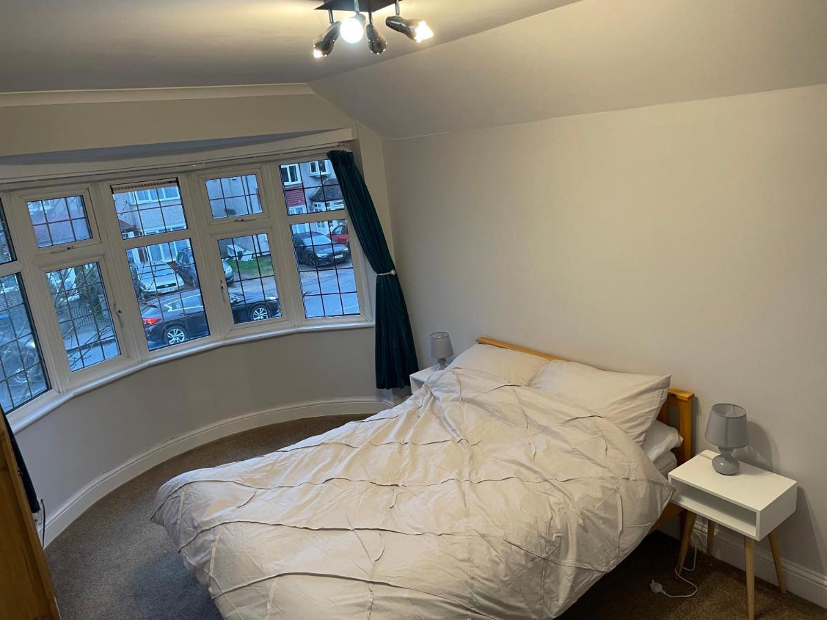 Apartamento Super Convenient For - Large 2 Double Bed 30 Seconds Walk To Platform Train Station And 19 Mins To Waterloo *