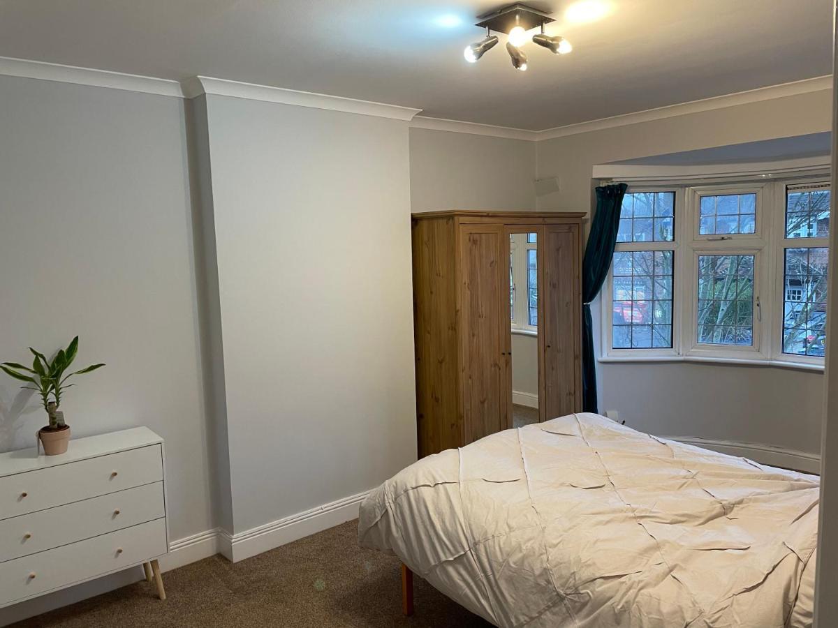 Double Bed Apartment: Steps From Platform Station Londres