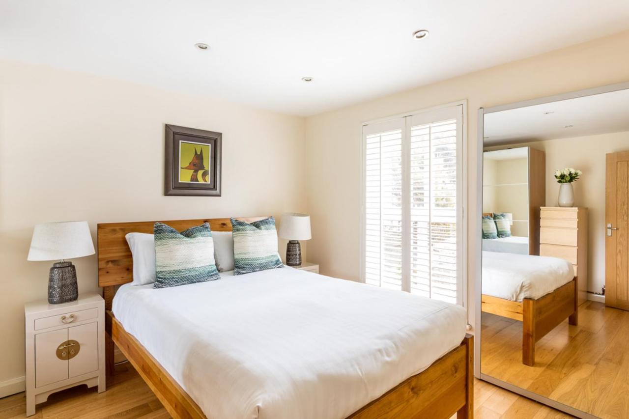 Cosy Oval Apartment London