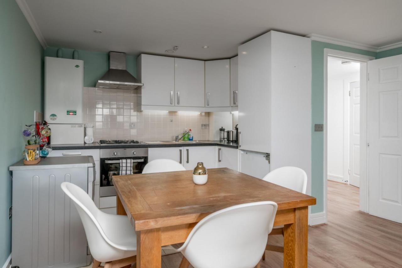 Modern Luxury Apartment, Sleeps Five, Barons Court Appartement