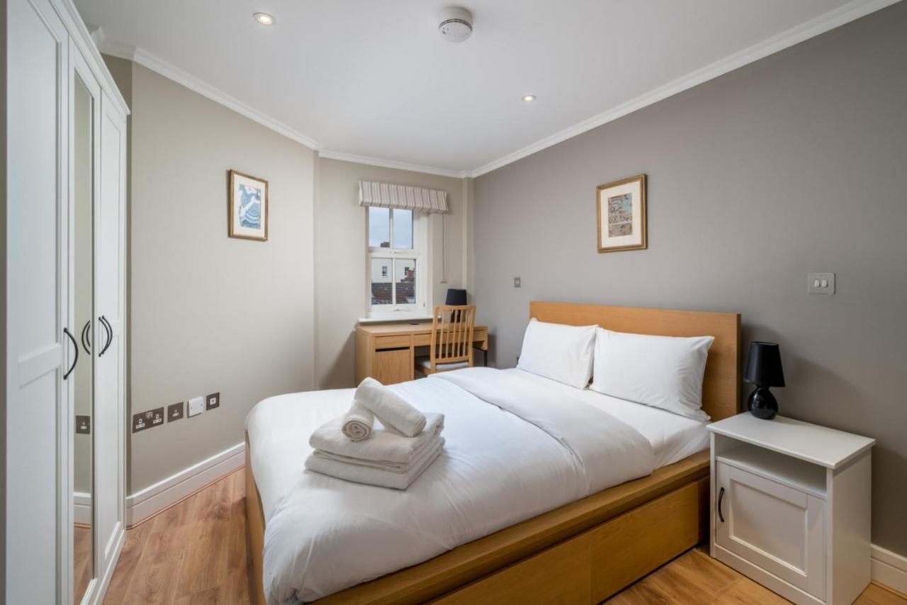 Modern Luxury Apartment, Sleeps Five, Barons Court *