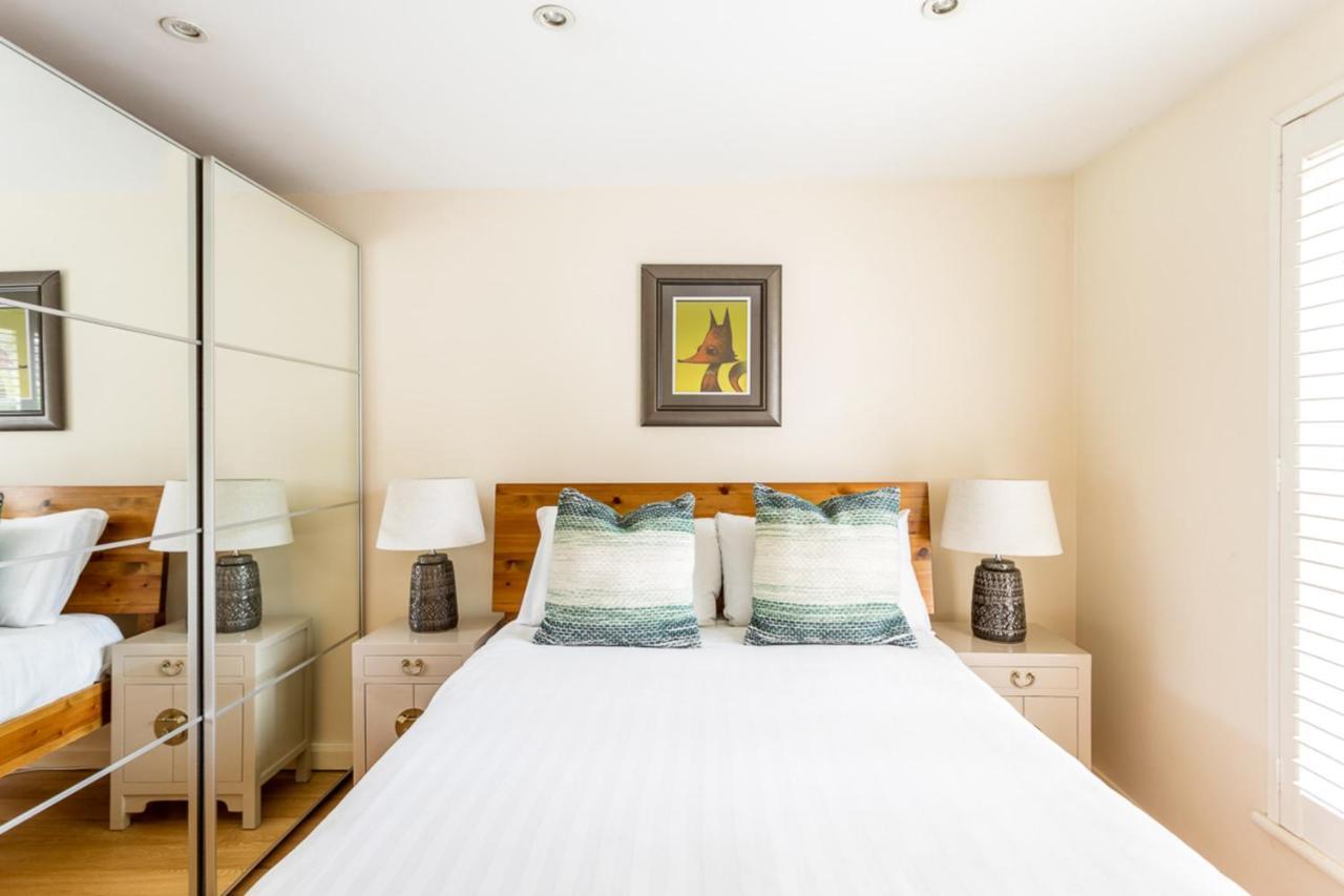 Cosy Oval Apartment