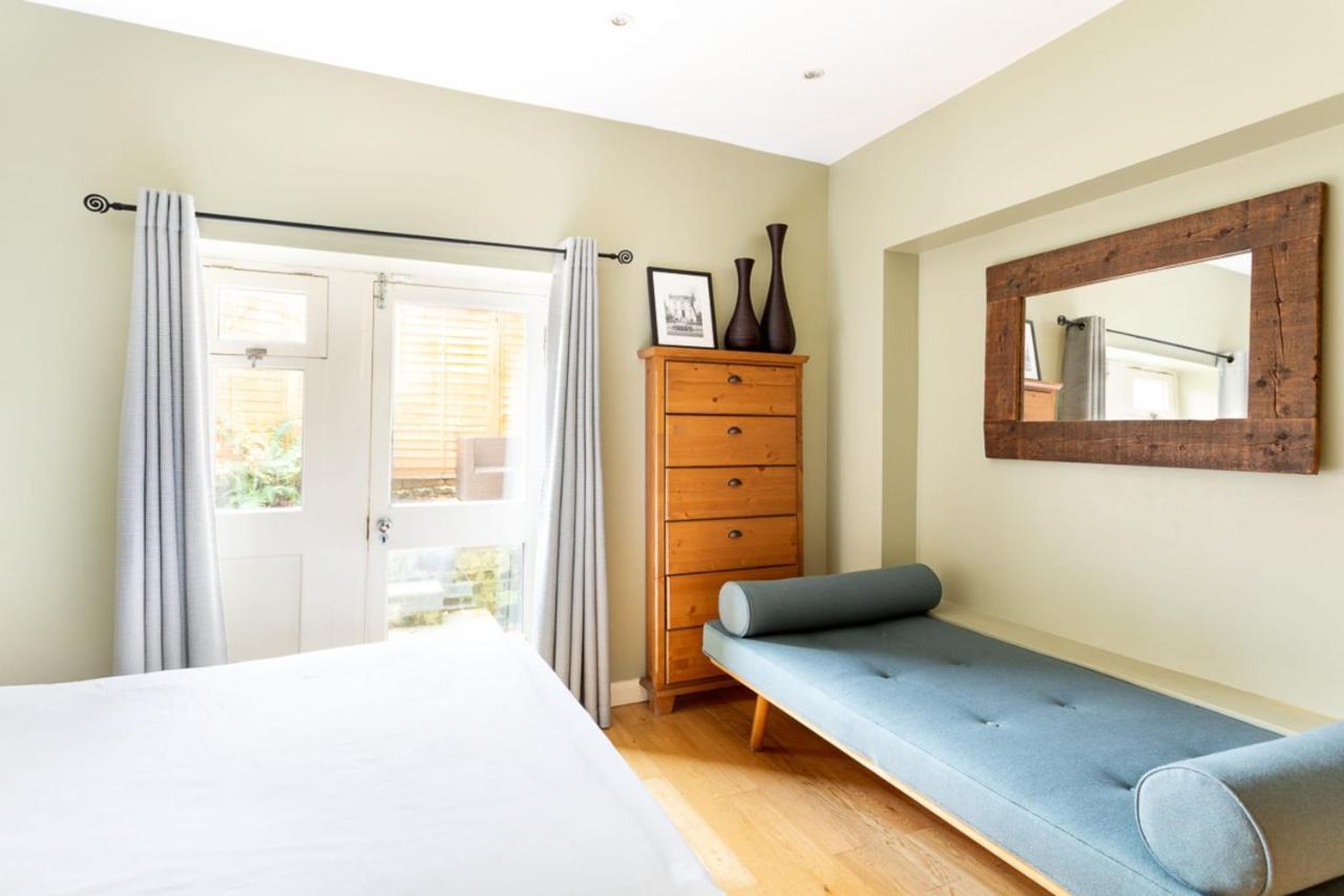Cosy Oval Apartment