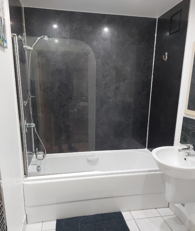 2 Bed Waterfront Luxury Apartment, E14 * Londres