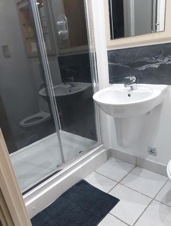 2 Bed Waterfront Luxury Apartment, E14 Londres