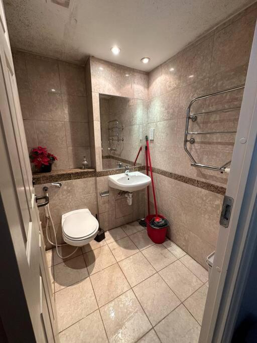 A 2 Standard Bedrooms Flat * Londres