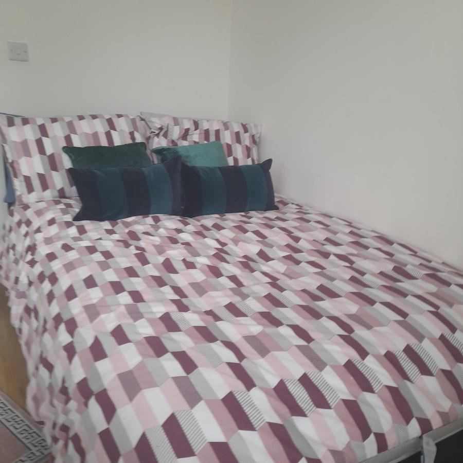 Habitación en casa particular Double With Shared Bathroom In Private Self-contained Flat Will Share With One Other Person In Family House 2 Minutes Walk From Tufnell Park Tube Station 15 Minutes Walk From Camden Town