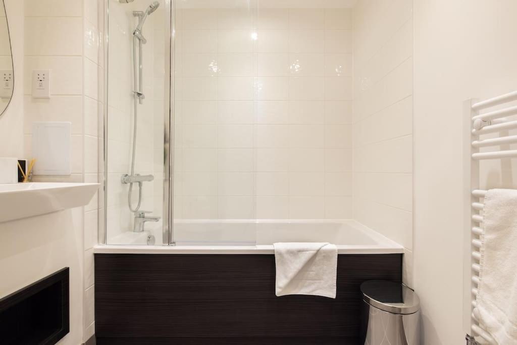Wild Roses Serviced - Upton Park Londen