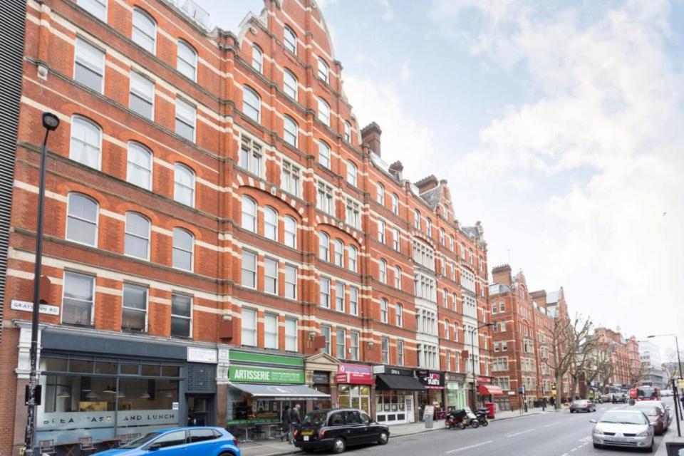 Spacious Central 2 Bedroom Mansion Block