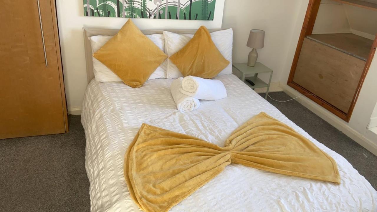 Great 5-bedroom House In Thornton Road Sleeps 14+ *