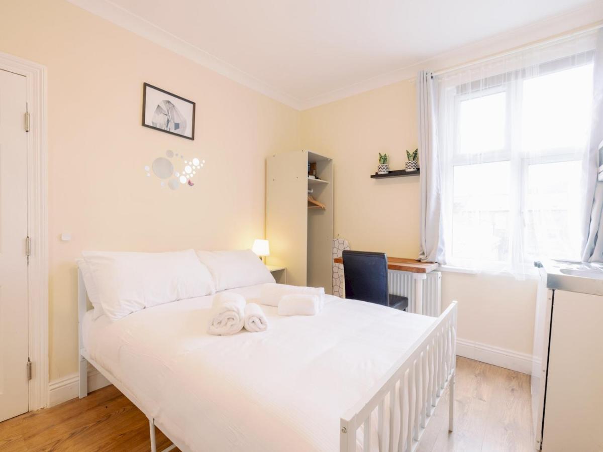 Pass The Keys Flat 3 And 4 Floor Comfy Two Studio Apartment