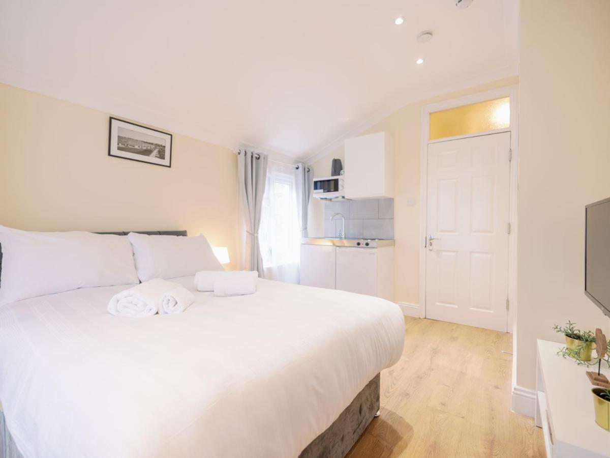 Pass The Keys Flat 3 And 4 Floor Comfy Two Studio Apartment *