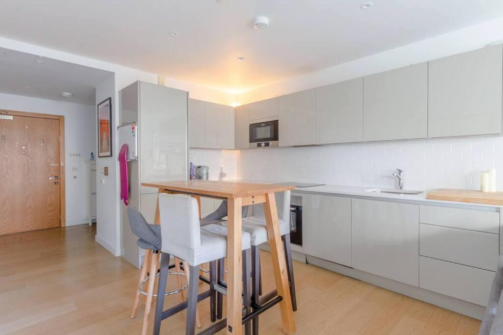 Superb 1 Bedroom 3mins From Tube Station Apartamento Londres