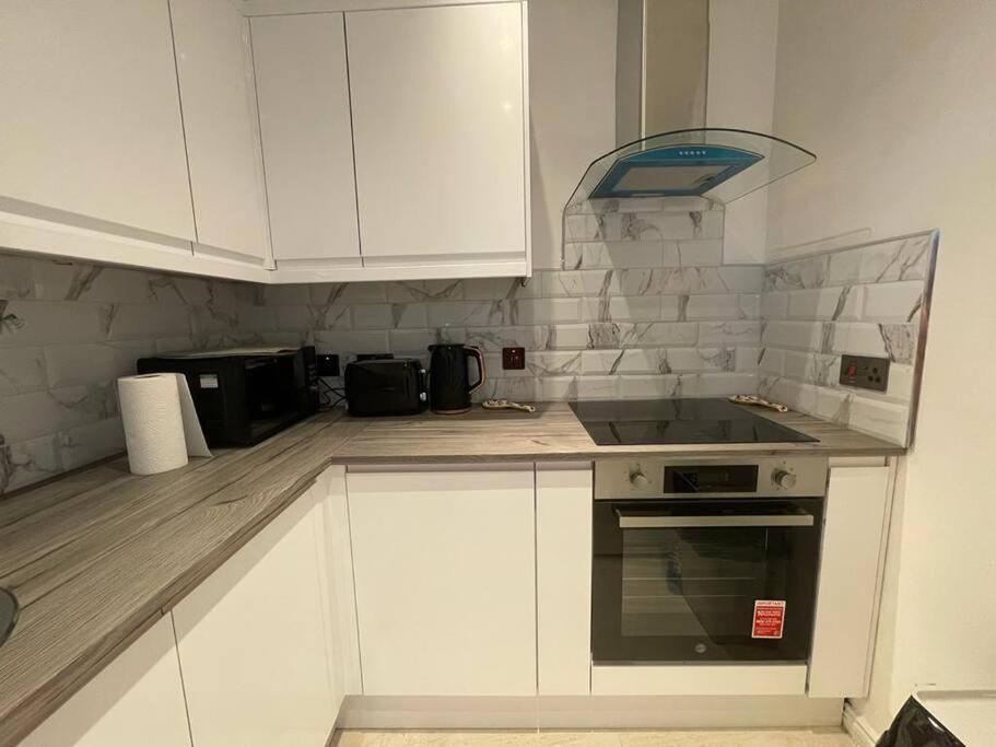 Beautiful 2 Bedroom Flat In London! Near Excel O2 Arena And Central! With Garden Apartment
