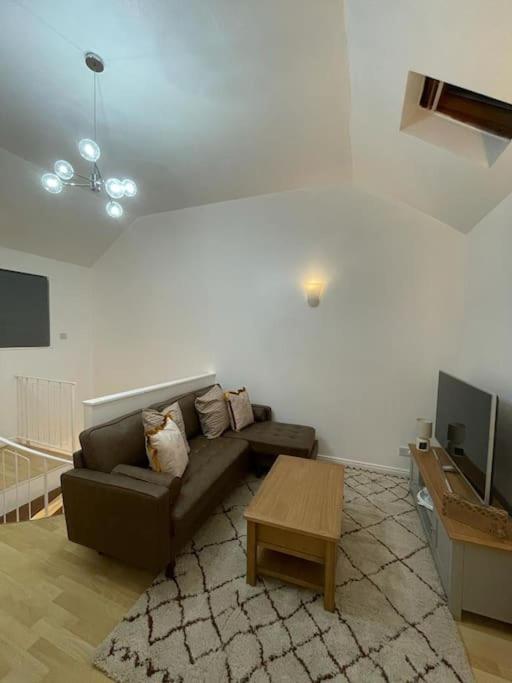 Beautiful 2 Bedroom Flat In London! Near Excel O2 Arena And Central! With Garden London