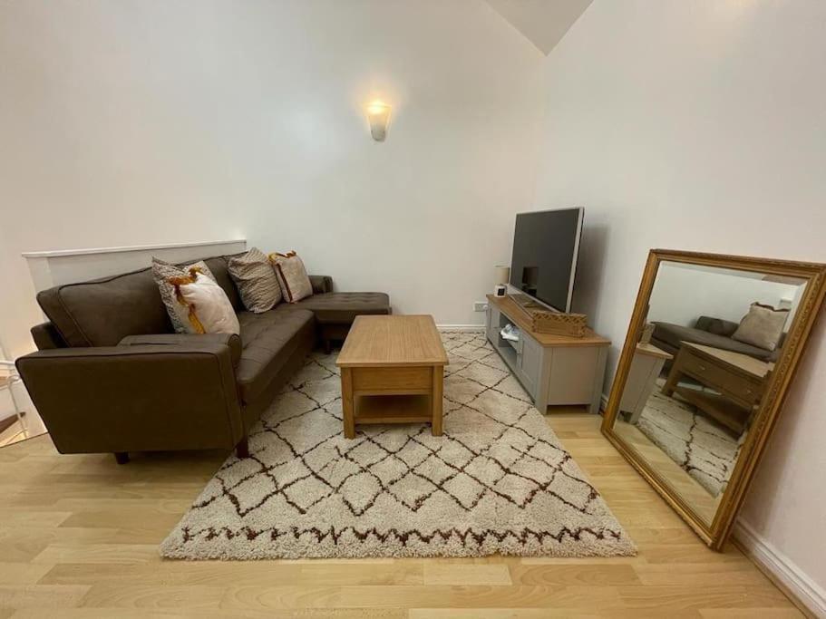 Beautiful 2 Bedroom Flat In London! Near Excel O2 Arena And Central! With Garden * London